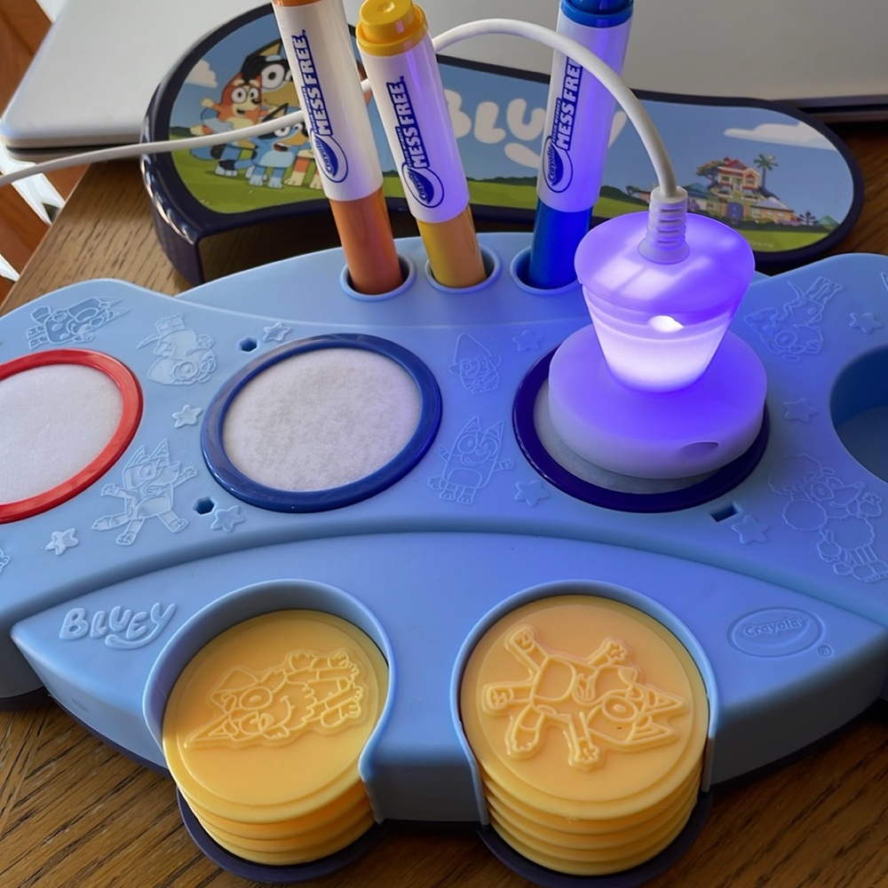 Crayola Magic Light Up Bluey Stamper Art Set Mess Free Light-Up Stamper - Picture 4 of 6